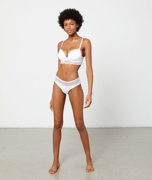 Бюстгальтер № 5 &mdash; кружево, классическая форма с плотными вставками экрю.