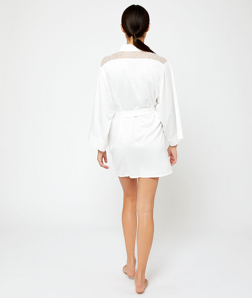 Атласный пеньюар с кружевными вставками на плечах и на спинке  экрю.