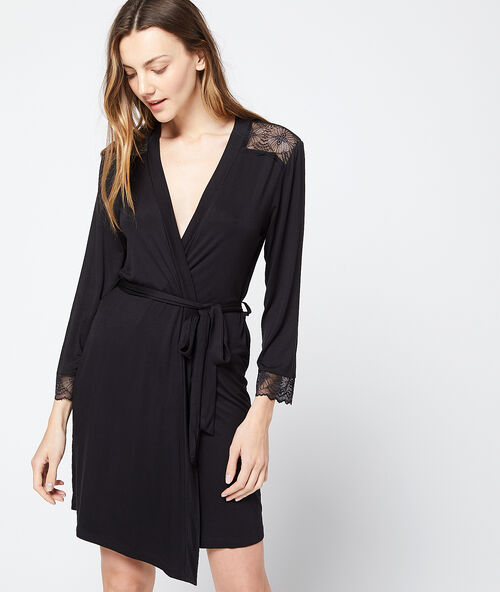 Халатик с кружевными вставками на плечах чёрный.