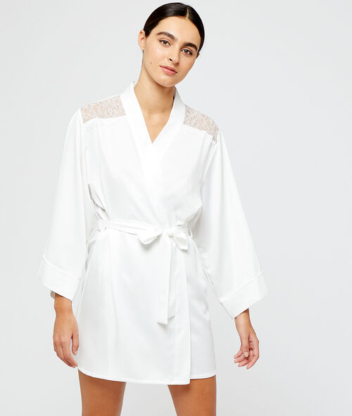 Атласный пеньюар с кружевными вставками на плечах и на спинке  экрю.