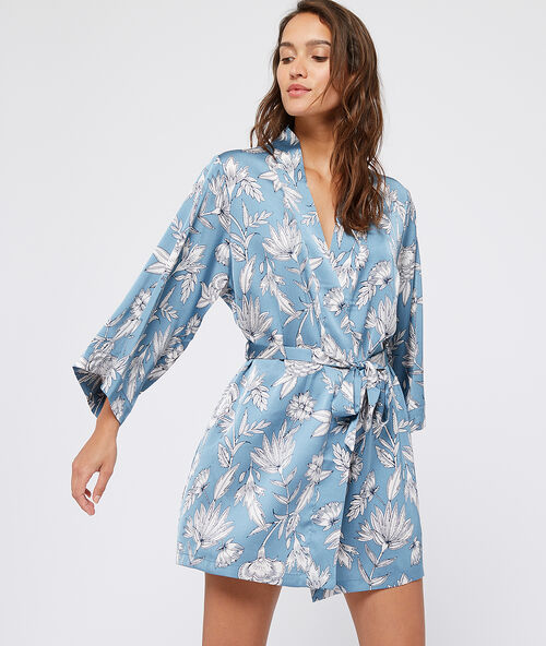 Атласный пеньюар с цветочным принтом голубой.