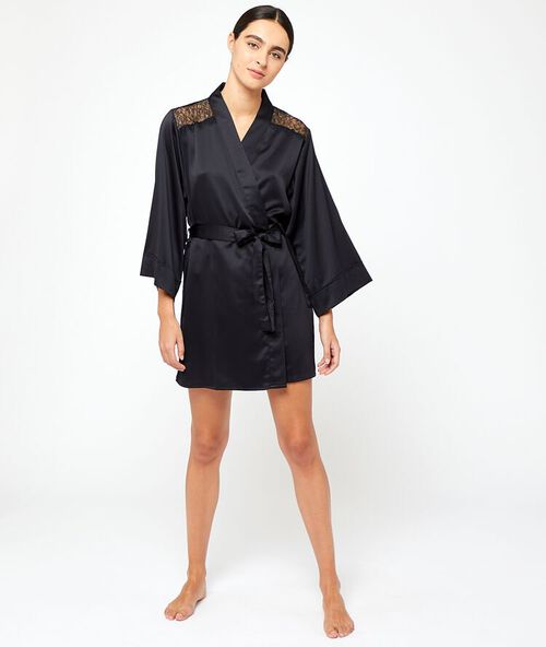 Атласный пеньюар с кружевными вставками на плечах и на спинке  чёрный.