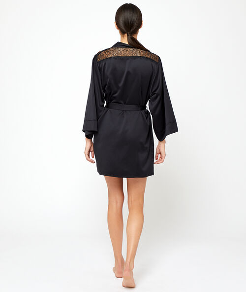 Атласный пеньюар с кружевными вставками на плечах и на спинке  чёрный.